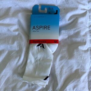 Swiftwick Aspire Ultra Thin White Socks Mid Crew